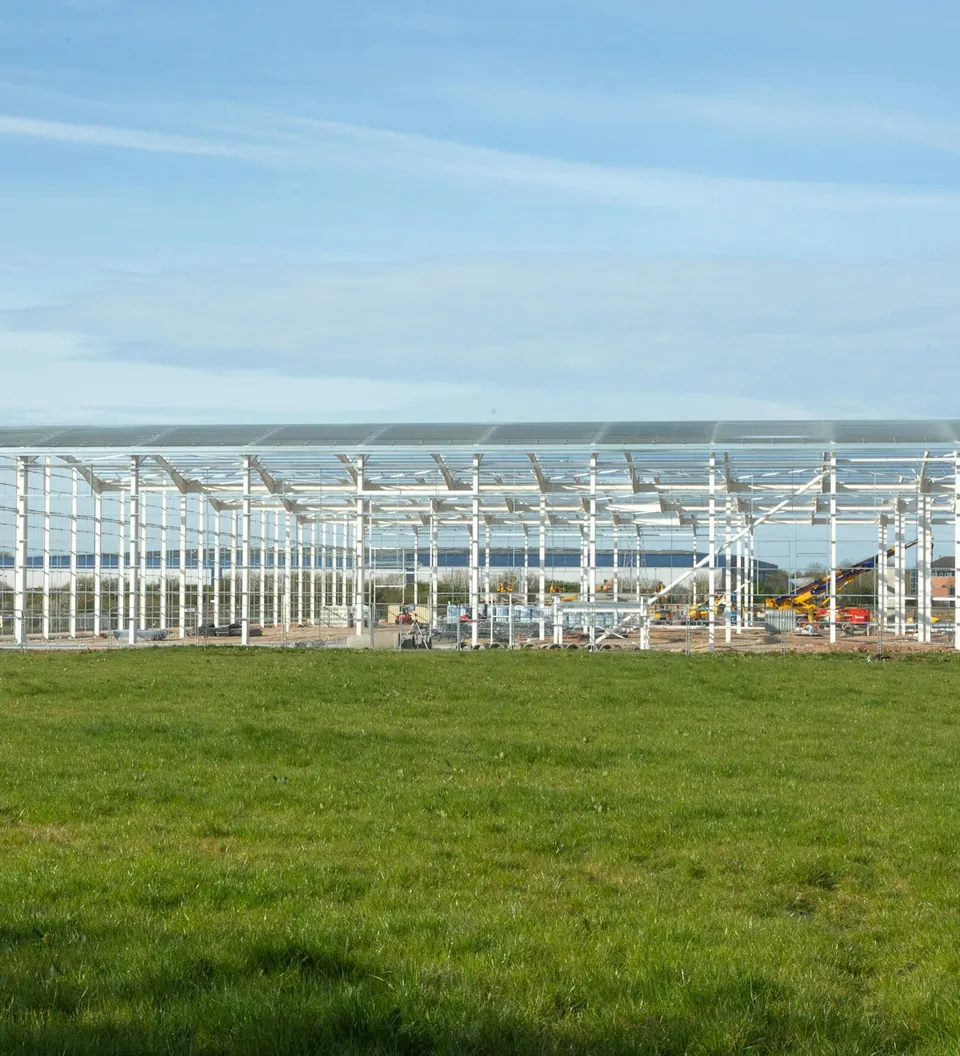 Estructura metálica de un invernadero en un campo