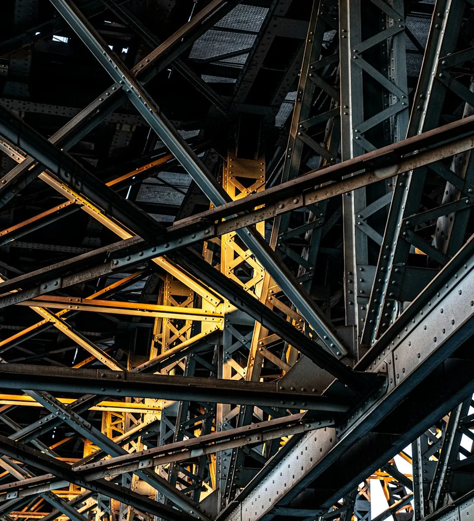 Estructura reticulada de acero vista desde abajo