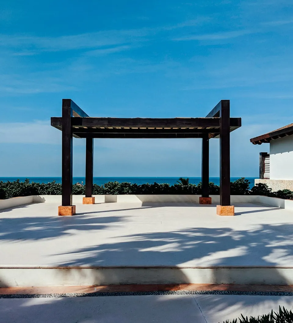 Pérgola de vigas metálicas negras en una terraza