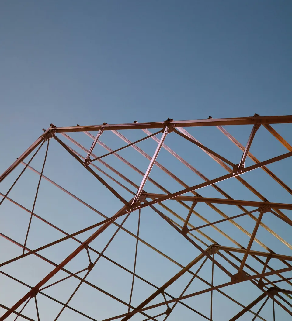 Estructuras de techumbre en La Florida Cerchas metálicas de una estructura contra el cielo