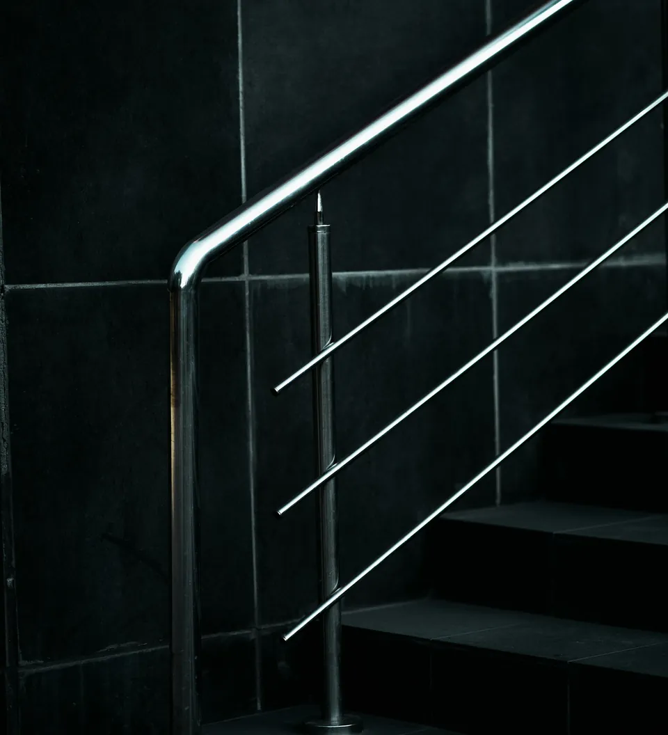 Pasamanos de acero inoxidable en una escalera interior
