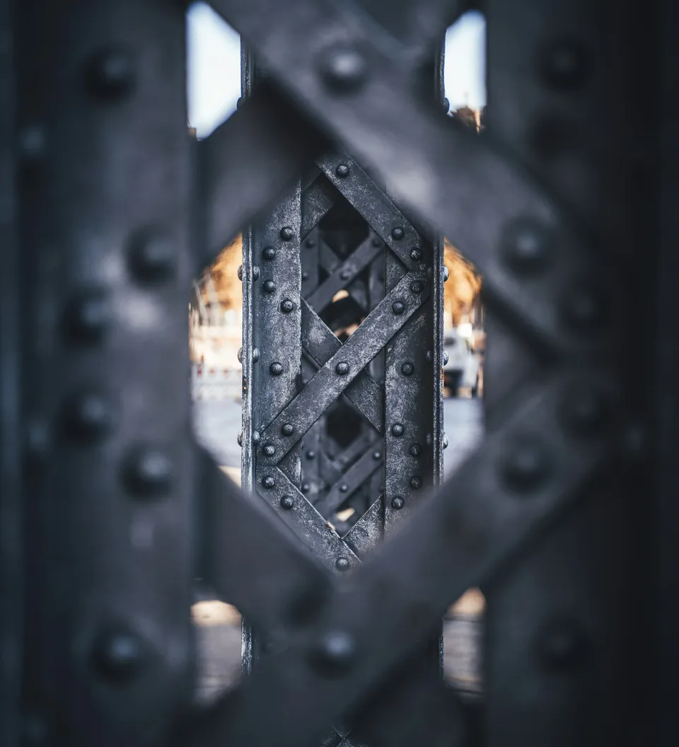 Primer plano de una estructura metálica remachada