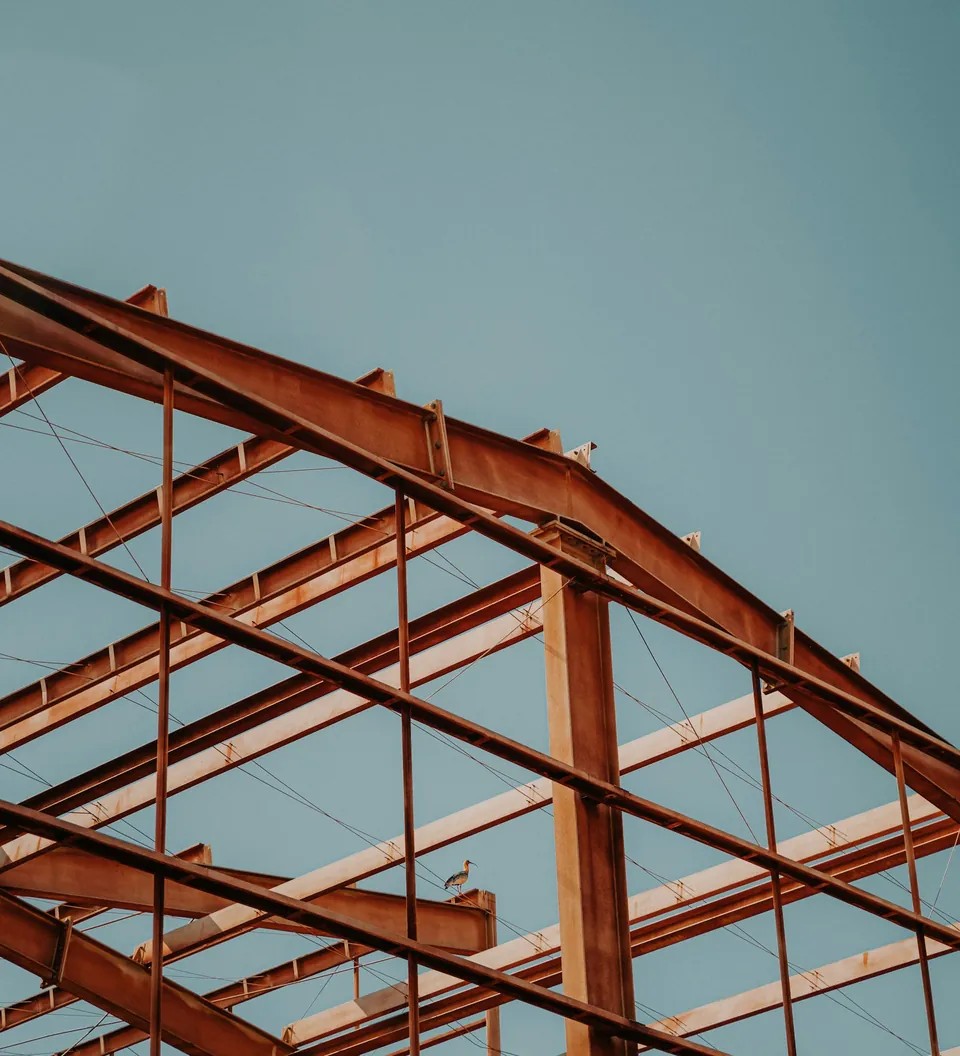 Estructura de perfiles de acero de un galpón en construcción