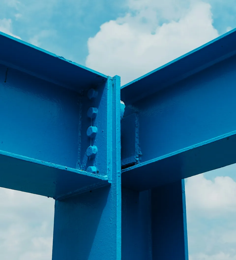 Unión apernada de vigas de acero azul