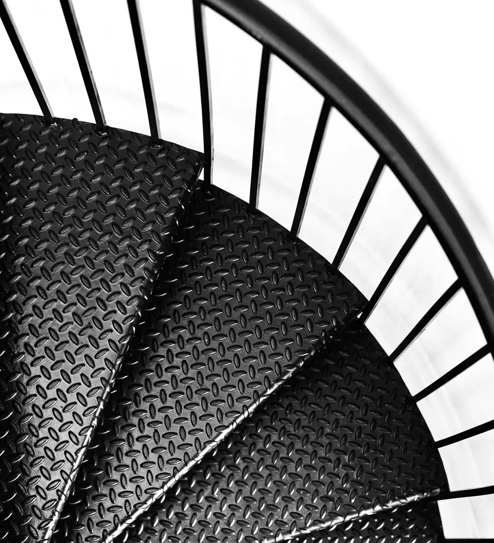 Peldaños de escalera de caracol con placa diamantada